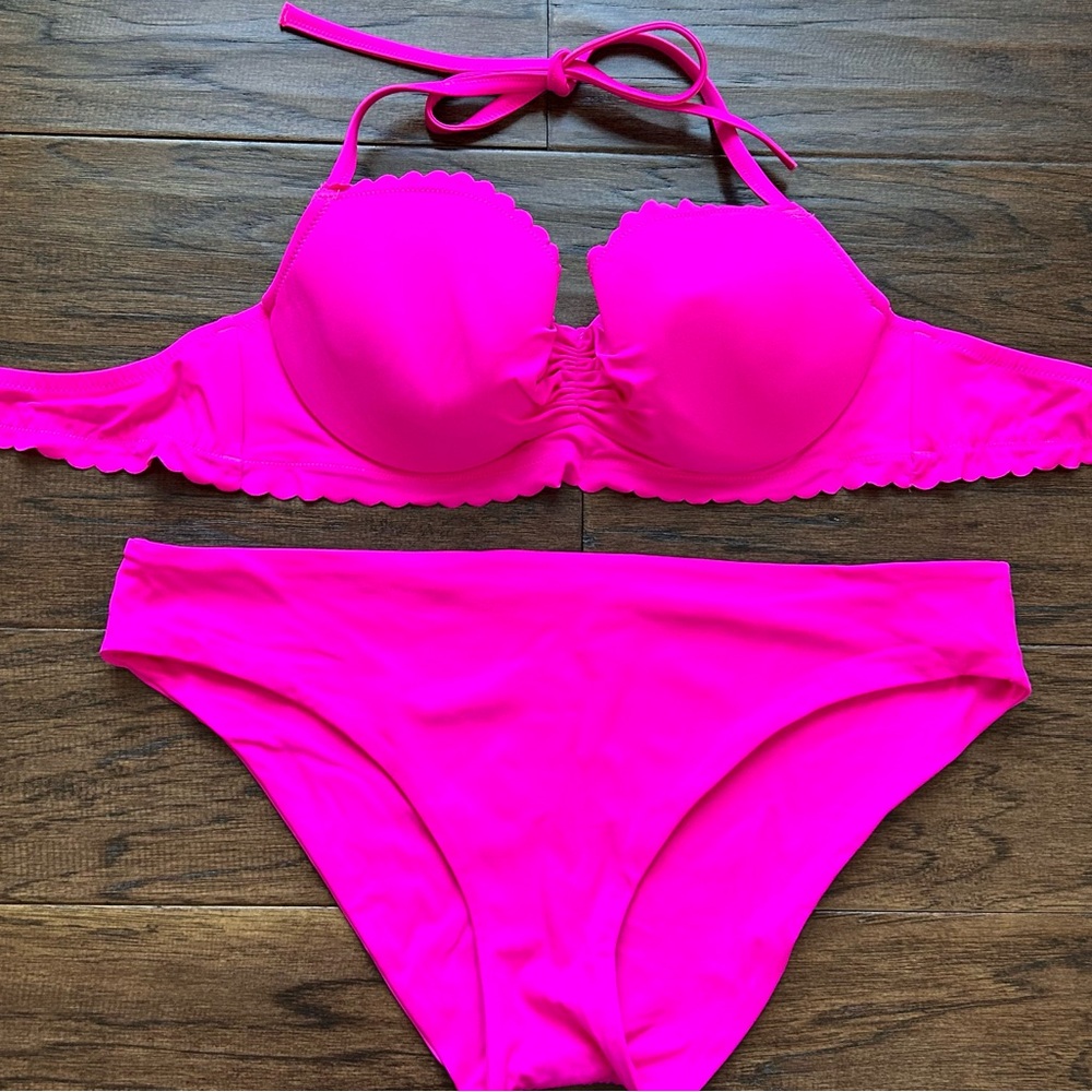 Victoria’s Secret 36C / XL scalloped halter bikini